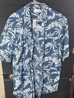 Old Navy Blue and White Tropical Leaf Short Sleeve Shirt